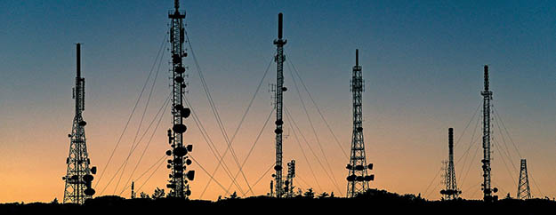 antennes et tours de transmission de signaux radio et mobiles